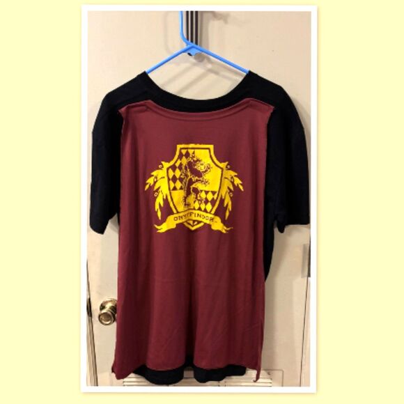 Warner Bros. Harry Potter Gryffindor Caped T-Shirt - Adult XL - Black Crew Neck - Picture 2 of 3